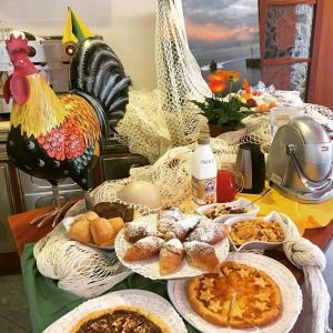 une table recouverte de assiettes de nourriture et d'un poulet dans l'établissement Le Stanze del Pescatore, à Bellaria-Igea Marina