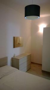 1 dormitorio con 1 cama, vestidor y luz en Casina degli Oleandri, en Lido Marini