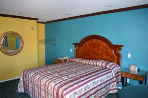 a bedroom with a bed and a mirror at Cloud 9 Inn LAX in Inglewood