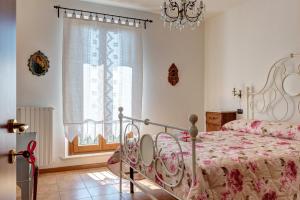 Un pat sau paturi într-o cameră la Finestra su Lucignano