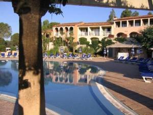 a view of a hotel with a pool and a building at Chez Adriana Studio VUE MER avec Piscine in Grimaud