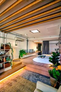 1 dormitorio con 1 cama grande en una habitación en Siam Nitra Boutique Hotel, en Bangkok