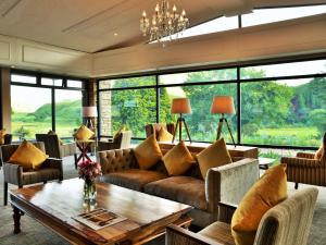 - un salon avec un canapé et une table dans l'établissement Premier Resort Sani Pass, à Himeville