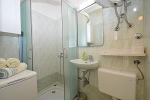 Kúpeľňa v ubytovaní House Orhideja + 25 fotografií