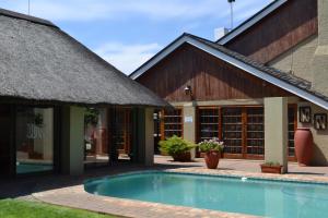 The swimming pool at or close to Castello Guesthouse Vryburg