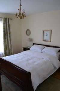 Giường trong phòng chung tại Guaire House Killarney