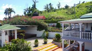 Ein Garten an der Unterkunft Classique International in Dominica