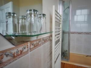 A bathroom at Kilchoan Hotel Még 37 kép