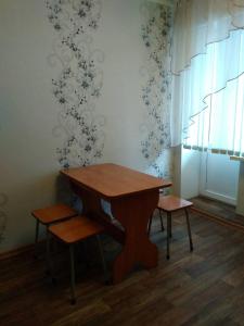 una mesa de madera y 2 sillas en una habitación en VIP House Hotel, en Samara