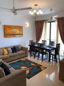 - un salon avec une table et une salle à manger dans l'établissement Hedges Court Residencies Town Hall- 2 Bed Room Apartment, à Colombo