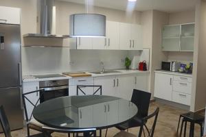 A cozinha ou cozinha compacta de duplex