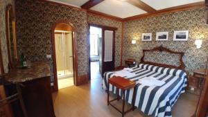 レンノにあるAppartamento La Torreのベッドルーム1室(ベッド1台、白黒の掛け布団付)