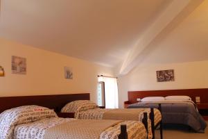 a room with three beds in a room at B&B Colle Tiziano in Santa Procula Maggiore