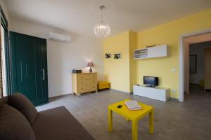 a living room with a couch and a table at La Villa delle Spezie in Marzamemi