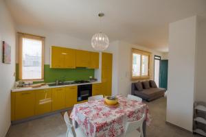 a kitchen and dining room with a table and chairs at La Villa delle Spezie in Marzamemi