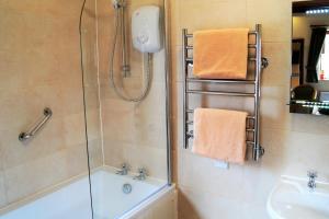 Koupelna v ubytování Rawcliffe House Farm Studios, Peaceful North York Moors Retreat + 145 fotografií