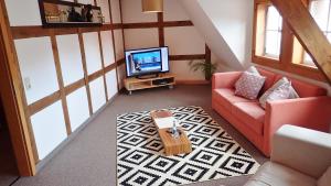 a living room with a couch and a television at 3 Raum Ferienwohnung in Jena