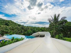 湄南的住宿－露露別墅酒店，度假村内的滑梯,享有美景