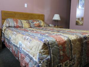 A bed or beds in a room at Kings Inn Orillia