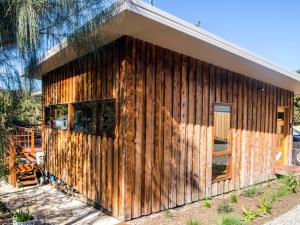 een hut met houten zijkanten bij Freycinet Studios "Nook" in Coles Bay