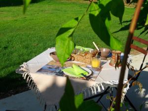 a picnic table with food and drinks on it at Maison Prairie Bonheur in Magny-les-Hameaux +20 photos
