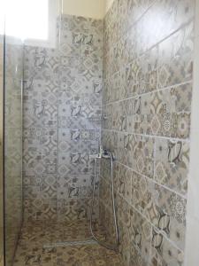 Et badeværelse på Niki Apartments