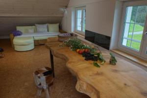 ein Wohnzimmer mit einem Tisch mit Obst und Gemüse darauf in der Unterkunft Ferienhaus Ritter in Egg