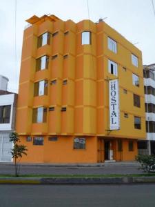 ein gelbes Gebäude mit einem Schild an der Seite in der Unterkunft Hostal Estrellita Dorada in Tacna