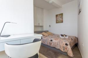 1 dormitorio con 1 cama y vestidor blanco en Apartment Lucija en Dubrovnik