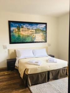 - une chambre avec un lit orné d'une peinture murale dans l'établissement Cabà Holiday Bardolino D'Annunzio, à Bardolino