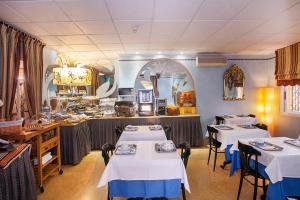 Reštaurácia alebo iné gastronomické zariadenie v ubytovaní Hotel Ribes Roges
