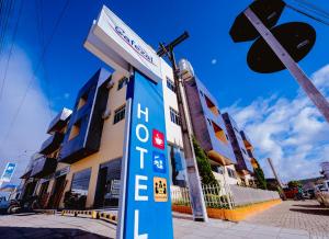 Cafezal Palace Hotel في فيتوريا دا كونكيستا: علامة محطة وقود أمام المبنى