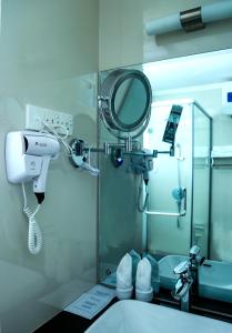 Ένα μπάνιο στο Royal Lake Hotel