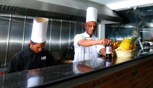 Επισκέπτες που μένουν στο Royal Lake Hotel