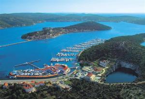 eine Luftansicht auf einen Yachthafen mit einem Kreuzfahrtschiff in der Unterkunft Apartment Oaza in Rogoznica