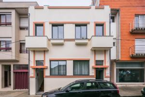 ポルトにあるÀ Francos Burguer Stationの建物前に停車する黒車 +10枚の写真