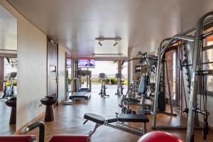 un gimnasio con varias máquinas de correr en una habitación en Meliá Serengeti Lodge Member of Meliá Collection en Banagi
