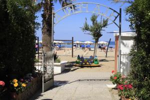 - l'accès à une plage avec un portail et des fleurs dans l'établissement Hotel La Perla, à Bellaria-Igea Marina