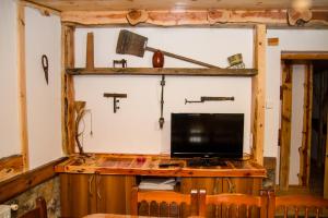 クエンカにあるLa Fraguaの部屋の木製スタンドのテレビ