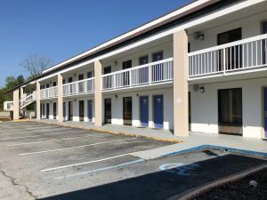 un aparcamiento vacío frente a un edificio en Econo Lodge, en Metter