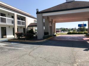 an empty parking lot in front of a building at Econo Lodge in Metter
