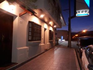 un edificio con luces en el lateral de una calle en Alquiler Temporario Jujuy 2 en San Salvador de Jujuy