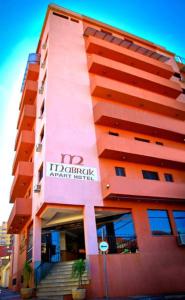 un edificio con un cartel en el costado en Mabruk Barretos Apart Hotel, en Barretos