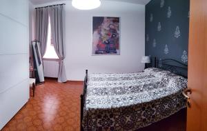 - une chambre avec un lit et une photo sur le mur dans l'établissement Appartamento Bandiera Blu, à Sirolo
