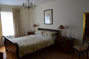 Giường trong phòng chung tại Guaire House Killarney