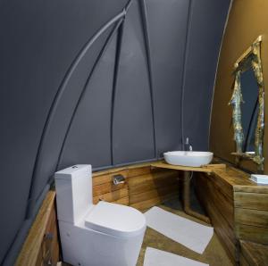 łazienka z białą toaletą i umywalką w obiekcie Leopard Nest - Glamping in Yala w mieście Yala