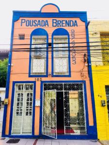 un bâtiment bleu et orange avec les mots pussada branca dans l'établissement Pousada Brenda, à Fortaleza