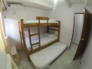 Giường tầng trong phòng chung tại Apartamentos Turisticos Caribbean Sky