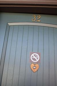 una señal en una puerta con una señal de no fumar en Georgetown Mountain Inn en Georgetown