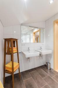 - Baño con 2 lavabos y 2 espejos en Haus Krömer, en Sankt Gallenkirch